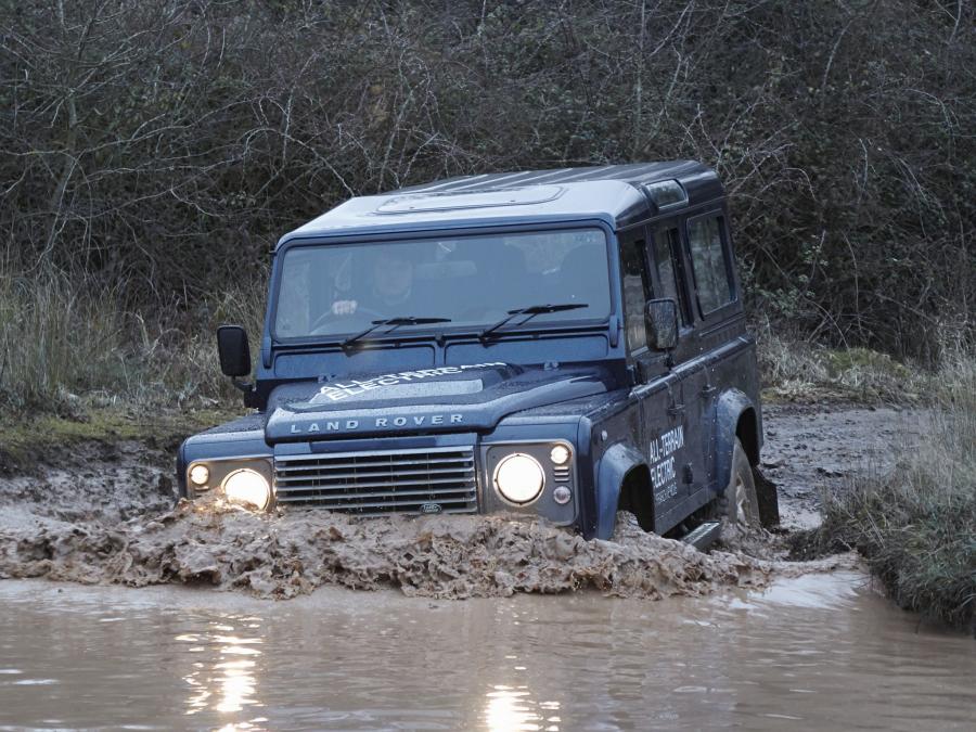  Land Rover Electric Defender Research Vehicle 2013 года  (фото 6 из 16)